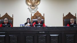 Dalam sebuah sidang yang berlangsung di Pengadilan Nganjuk, suasana menjadi tegang dan dramatis ketika hakim memberikan sindiran tajam kepada pengacara pasangan calon (paslon) yang terlibat dalam sengketa pemilu.