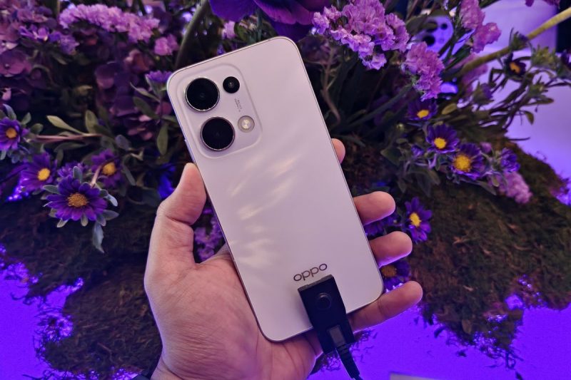 Oppo terus memperkuat posisinya di pasar smartphone Indonesia dengan meluncurkan seri terbaru, yaitu Oppo Reno 13 5G.