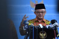 Pemerintah Indonesia baru-baru ini mengeluarkan keputusan yang memungkinkan guru dengan status Pegawai Negeri Sipil (PNS) dan Pegawai Pemerintah dengan Perjanjian Kerja (PPPK) untuk mengajar di sekolah swasta.