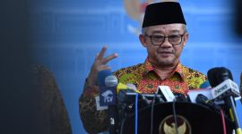 Pemerintah Indonesia baru-baru ini mengeluarkan keputusan yang memungkinkan guru dengan status Pegawai Negeri Sipil (PNS) dan Pegawai Pemerintah dengan Perjanjian Kerja (PPPK) untuk mengajar di sekolah swasta.