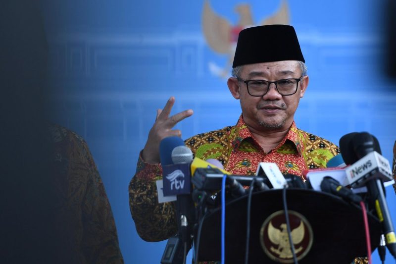 Pemerintah Indonesia baru-baru ini mengeluarkan keputusan yang memungkinkan guru dengan status Pegawai Negeri Sipil (PNS) dan Pegawai Pemerintah dengan Perjanjian Kerja (PPPK) untuk mengajar di sekolah swasta.