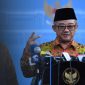 Pemerintah Indonesia baru-baru ini mengeluarkan keputusan yang memungkinkan guru dengan status Pegawai Negeri Sipil (PNS) dan Pegawai Pemerintah dengan Perjanjian Kerja (PPPK) untuk mengajar di sekolah swasta.