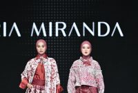 Media sosial telah mengubah cara orang berinteraksi dengan fashion. Banyak orang sekarang bisa melihat langsung koleksi-koleksi terbaru kami melalui Instagram dan platform lainnya. Ini menjadi tantangan sekaligus kesempatan bagi kami untuk lebih dekat dengan konsumen