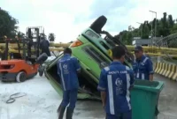 Pihak kepolisian dan manajemen pelabuhan diharapkan dapat bekerja sama untuk memastikan keselamatan di area pelabuhan