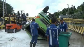 Pihak kepolisian dan manajemen pelabuhan diharapkan dapat bekerja sama untuk memastikan keselamatan di area pelabuhan