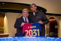 FC Barcelona mengumumkan pada hari ini, 25 Januari 2025, bahwa mereka telah resmi memperpanjang kontrak bek tangguh asal Uruguay, Ronald Araújo, hingga 30 Juni 2031.