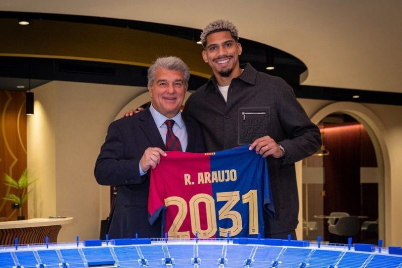 FC Barcelona mengumumkan pada hari ini, 25 Januari 2025, bahwa mereka telah resmi memperpanjang kontrak bek tangguh asal Uruguay, Ronald Araújo, hingga 30 Juni 2031.