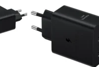 Charger Samsung 50W Dual Port, perangkat pengisian daya yang dirancang untuk mendukung efisiensi dan kepraktisan bagi pengguna yang memiliki lebih dari satu gadget.