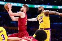 Cleveland Cavaliers meraih kemenangan impresif dengan mengalahkan Los Angeles Lakers 122-110 dalam pertandingan NBA yang berlangsung hari ini.