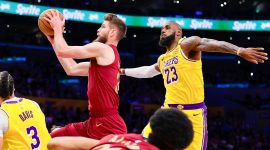 Cleveland Cavaliers meraih kemenangan impresif dengan mengalahkan Los Angeles Lakers 122-110 dalam pertandingan NBA yang berlangsung hari ini.