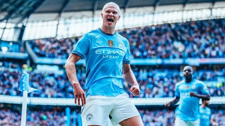 Striker tajam asal Norwegia, Erling Haaland, telah resmi menandatangani kontrak baru dengan Manchester City yang akan membuatnya bertahan di Etihad Stadium hingga tahun 2034.