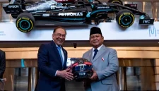 Helm balap yang diberikan Anwar Ibrahim kepada Prabowo Subianto bukan sekadar hadiah biasar