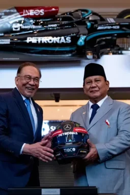 Mengulik Makna di Balik Helm Hadiah Anwar Ibrahim untuk Prabowo Subianto