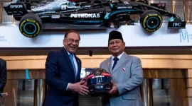 Helm balap yang diberikan Anwar Ibrahim kepada Prabowo Subianto bukan sekadar hadiah biasar