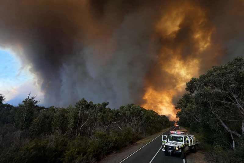 Kebakaran besar yang melanda beberapa wilayah di Australia telah menghanguskan lebih dari 65.000 hektar lahan, jumlah yang hampir setara dengan luas negara Singapura.