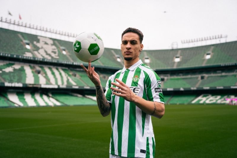 Manchester United telah mengonfirmasi bahwa mereka resmi meminjamkan winger mereka, Antony, ke klub La Liga, Real Betis, hingga akhir musim 2024/2025.