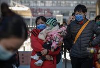 Warga di berbagai kota besar di China kembali terlihat mengenakan masker sebagai langkah pencegahan menyusul meningkatnya kasus infeksi Human Metapneumovirus (HMPV).