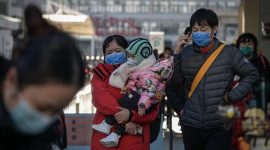 Warga di berbagai kota besar di China kembali terlihat mengenakan masker sebagai langkah pencegahan menyusul meningkatnya kasus infeksi Human Metapneumovirus (HMPV).