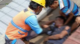 Kejadian ini menjadi pengingat bagi masyarakat untuk selalu berhati-hati dan mematuhi prosedur keselamatan saat melakukan pekerjaan yang berpotensi berbahaya
