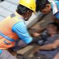 Kejadian ini menjadi pengingat bagi masyarakat untuk selalu berhati-hati dan mematuhi prosedur keselamatan saat melakukan pekerjaan yang berpotensi berbahaya
