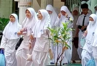 Sementara itu, Wali Kota Surabaya, Eri Cahyadi, menyatakan dukungannya terhadap wacana ini, tetapi menekankan pentingnya menyediakan kegiatan pengganti agar anak-anak tetap memiliki aktivitas yang bermanfaat selama libur Ramadan