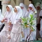 Sementara itu, Wali Kota Surabaya, Eri Cahyadi, menyatakan dukungannya terhadap wacana ini, tetapi menekankan pentingnya menyediakan kegiatan pengganti agar anak-anak tetap memiliki aktivitas yang bermanfaat selama libur Ramadan