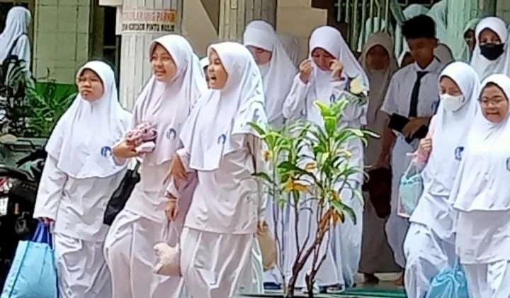 Sementara itu, Wali Kota Surabaya, Eri Cahyadi, menyatakan dukungannya terhadap wacana ini, tetapi menekankan pentingnya menyediakan kegiatan pengganti agar anak-anak tetap memiliki aktivitas yang bermanfaat selama libur Ramadan