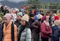 Antrean panjang tersebut dilaporkan terjadi di beberapa loket masuk kawasan Bromo, terutama di hari-hari libur dan akhir pekan