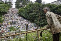 Kondisi tumpukan sampah yang menyerupai air terjun di TPA Terjun adalah pengingat akan pentingnya pengelolaan sampah yang efektif