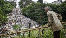 Kondisi tumpukan sampah yang menyerupai air terjun di TPA Terjun adalah pengingat akan pentingnya pengelolaan sampah yang efektif