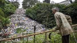 Kondisi tumpukan sampah yang menyerupai air terjun di TPA Terjun adalah pengingat akan pentingnya pengelolaan sampah yang efektif