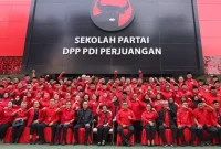 Keputusan beberapa kepala daerah untuk tetap hadir lebih awal, meskipun bertentangan dengan instruksi penundaan, mencerminkan kompleksitas dalam manajemen internal partai menjelang tahun politik yang penuh tantangan.