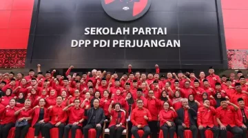 Keputusan beberapa kepala daerah untuk tetap hadir lebih awal, meskipun bertentangan dengan instruksi penundaan, mencerminkan kompleksitas dalam manajemen internal partai menjelang tahun politik yang penuh tantangan.