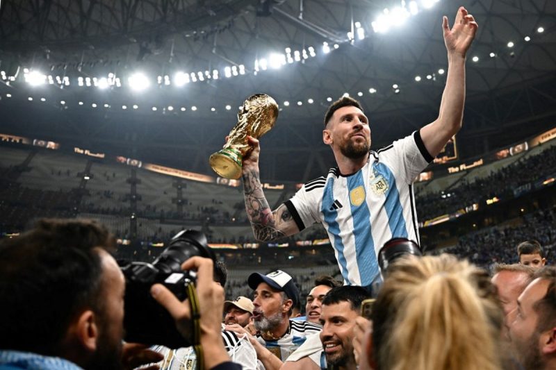 Penalti merupakan salah satu momen paling menentukan dalam sepak bola, dan bagi Lionel Messi, keberhasilannya di Piala Dunia 2022 tidak lepas dari pelajaran yang ia peroleh dari Neymar.