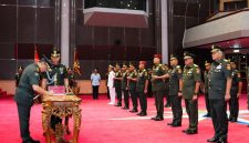 Panglima Tentara Nasional Indonesia (TNI) baru-baru ini melakukan rotasi jabatan terhadap 65 Perwira Tinggi (Pati) di ketiga matra,