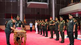 Panglima Tentara Nasional Indonesia (TNI) baru-baru ini melakukan rotasi jabatan terhadap 65 Perwira Tinggi (Pati) di ketiga matra,