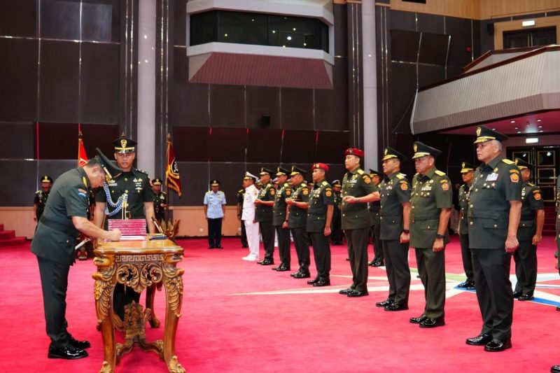 Panglima Tentara Nasional Indonesia (TNI) baru-baru ini melakukan rotasi jabatan terhadap 65 Perwira Tinggi (Pati) di ketiga matra,