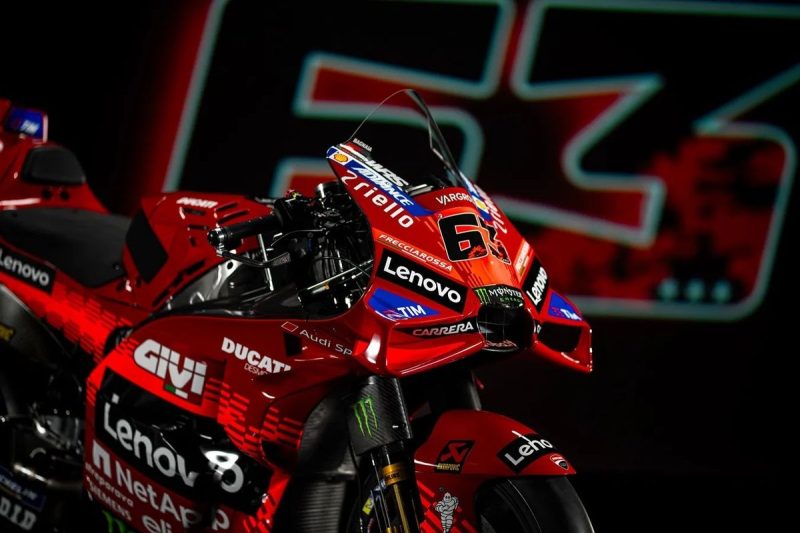 Ducati, salah satu merek motor paling legendaris di dunia balap MotoGP, baru-baru ini mengumumkan keputusan mereka untuk mempertahankan model Desmosedici GP24 untuk musim 2025.