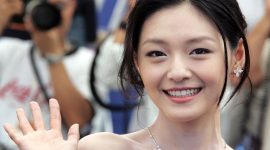 Kabar duka datang dari dunia hiburan Asia. Barbie Hsu, aktris terkenal asal Taiwan yang dikenal lewat perannya sebagai Shan Cai dalam serial legendaris Meteor Garden,