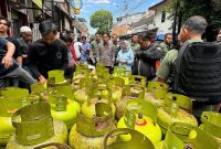 Kelangkaan gas elpiji 3 kg di sejumlah daerah baru-baru ini menimbulkan keluhan di kalangan masyarakat, termasuk di kota Solo.