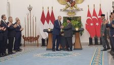 Dalam sebuah momen penting di kancah politik dan diplomasi Indonesia, Menteri Pertahanan Prabowo Subianto menjamu Presiden Turki Recep Tayyip Erdogan di Istana Bogor.