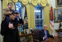 Baru-baru ini, jagat maya dihebohkan dengan beredarnya sebuah video yang menampilkan mantan Presiden AS, Donald Trump, yang terlihat mencium kaki Elon Musk, CEO Tesla dan SpaceX.