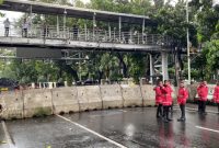 Di sisi lain, warga Jakarta yang tidak terlibat dalam aksi diimbau untuk menghindari area sekitar Istana Negara dan mencari rute alternatif guna menghindari kemacetan