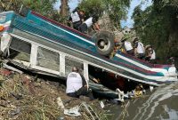 Sebuah kecelakaan bus tragis terjadi di Guatemala, yang merenggut nyawa setidaknya 51 orang. Kecelakaan tersebut terjadi di jalan raya yang menghubungkan kota-kota besar di Guatemala.