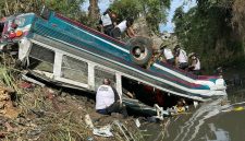 Sebuah kecelakaan bus tragis terjadi di Guatemala, yang merenggut nyawa setidaknya 51 orang. Kecelakaan tersebut terjadi di jalan raya yang menghubungkan kota-kota besar di Guatemala.