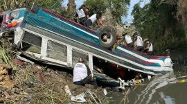 Sebuah kecelakaan bus tragis terjadi di Guatemala, yang merenggut nyawa setidaknya 51 orang. Kecelakaan tersebut terjadi di jalan raya yang menghubungkan kota-kota besar di Guatemala.