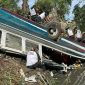 Sebuah kecelakaan bus tragis terjadi di Guatemala, yang merenggut nyawa setidaknya 51 orang. Kecelakaan tersebut terjadi di jalan raya yang menghubungkan kota-kota besar di Guatemala.