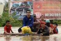 Banjir yang melanda wilayah Maros, Sulawesi Selatan (Sulsel) telah mengakibatkan kerugian besar, tidak hanya materiil, tetapi juga menelan korban jiwa.