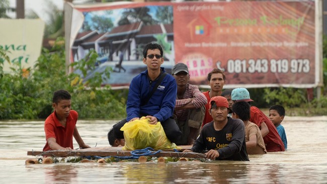 Banjir yang melanda wilayah Maros, Sulawesi Selatan (Sulsel) telah mengakibatkan kerugian besar, tidak hanya materiil, tetapi juga menelan korban jiwa.