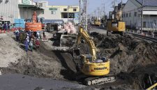 Sebuah insiden mengejutkan terjadi di Jepang, tepatnya di Kota Yokohama, di mana sebuah lubang besar yang muncul di jalan utama semakin melebar dan kini mencapai kedalaman 15 meter.